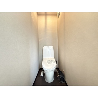 温水洗浄便座付きで、快適に使用できるトイレです♪