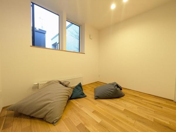 5.1帖の明るい空間です。リビングと同じ階にあるため、お子さ