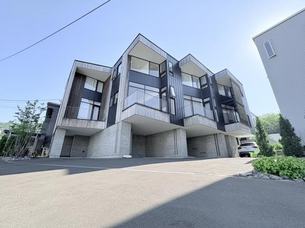 道南杉を使用した外観は、旭ヶ丘の自然環境・街並みになじむ創り