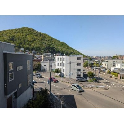 札幌中心部や円山を望み、四季の移ろいを感じる眺望です。