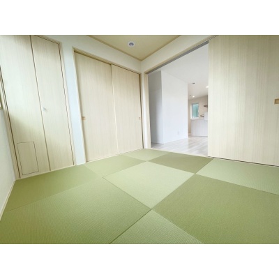 4.5帖のリビング隣接の琉球畳の和室です。客間としてお子様の遊び場として。