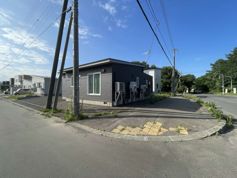 南向きに角地に立地する敷地広々82坪!