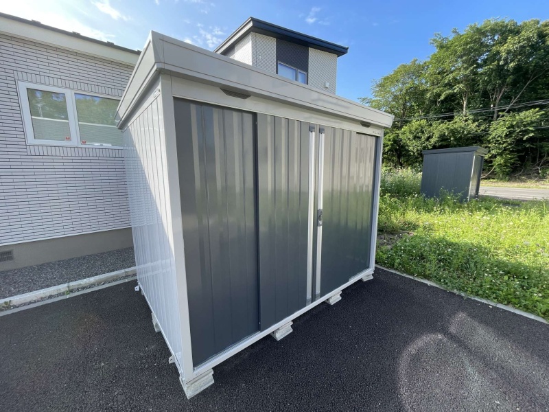 大型の大容量イナバ物置あり。アウトドア用品やタイヤなど収納できます。