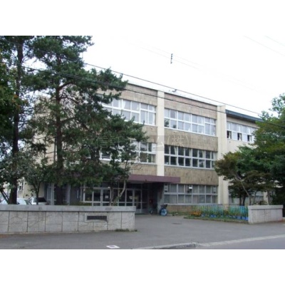 小学校：札幌市立北郷小学校：1182m