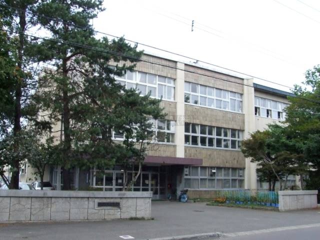 小学校：札幌市立北郷小学校：1182m