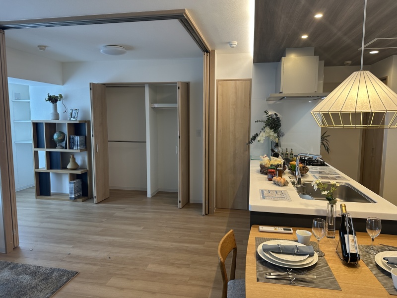木目調の天井と華やかな照明が彩る洗練されたキッチン空間。ダイニングへの動線も良く、配膳がスムーズです。