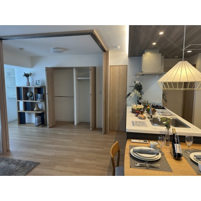 木目調の天井と華やかな照明が彩る洗練されたキッチン空間。ダイニングへの動線も良く、配膳がスムーズです。