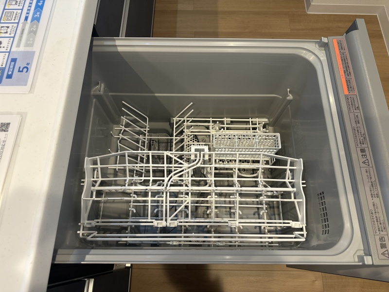 家事時間を短縮できる食器洗い乾燥機を完備。手洗いより節水になり、食後の後片付けもラクラクです。