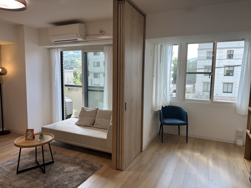 引き戸を開ければリビングの延長として一体利用、閉めれば個室になる自由度の高い2WAY仕様です。