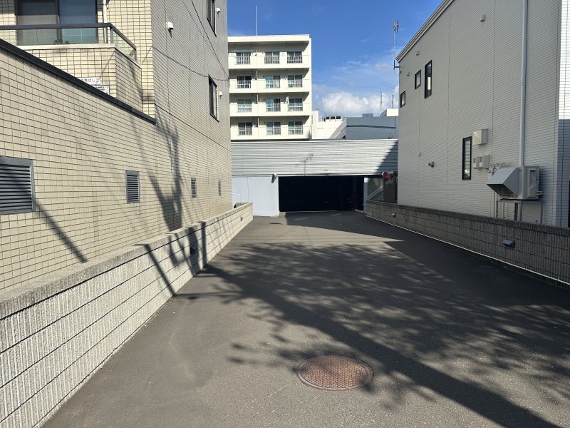 敷地内に空きのある駐車場を完備。平坦で舗装された広いアプローチで車の出入りもスムーズです。