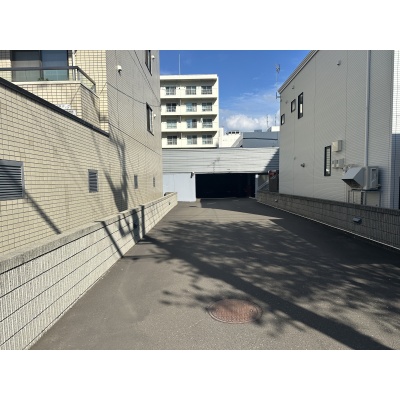 敷地内に空きのある駐車場を完備。平坦で舗装された広いアプローチで車の出入りもスムーズです。
