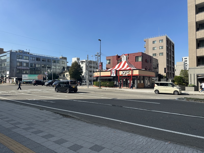 向かいにケンタッキーがあり気軽にテイクアウトが可能。外食や普段の買い物に便利な魅力的な住環境です。