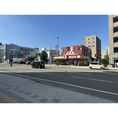 向かいにケンタッキーがあり気軽にテイクアウトが可能。外食や普段の買い物に便利な魅力的な住環境です。