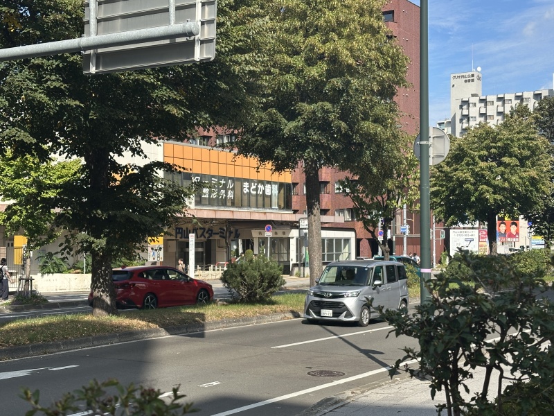 地下鉄円山公園駅まで徒歩2分。都心へスムーズにアクセスでき、通勤・通学やお出かけに利便性の高い好立地です。