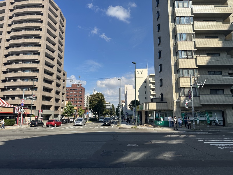 徒歩2分のマルヤマクラス等、商業施設が近接。日常生活の買い物や食事が手軽に完結する便利な環境です。