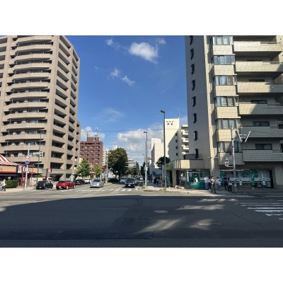 徒歩2分のマルヤマクラス等、商業施設が近接。日常生活の買い物や食事が手軽に完結する便利な環境です。