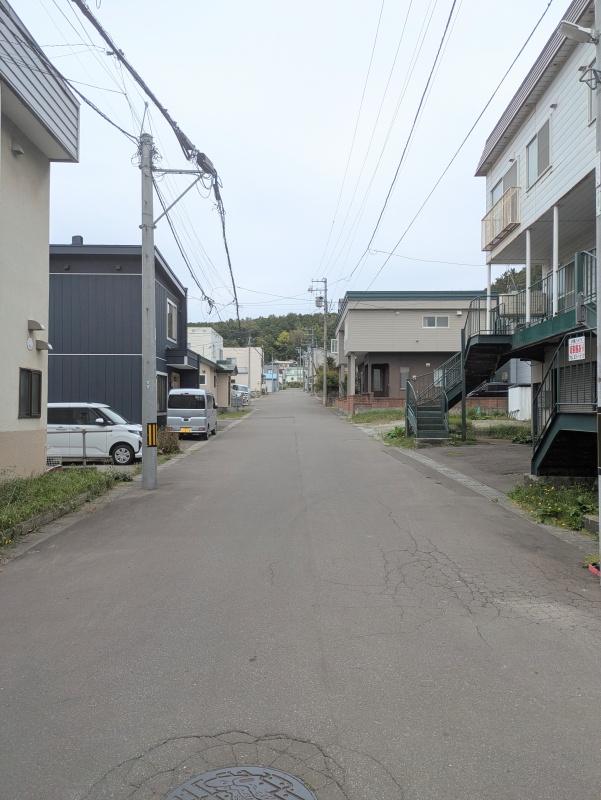 北東側前面道路
