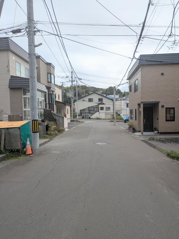 北東側前面道路