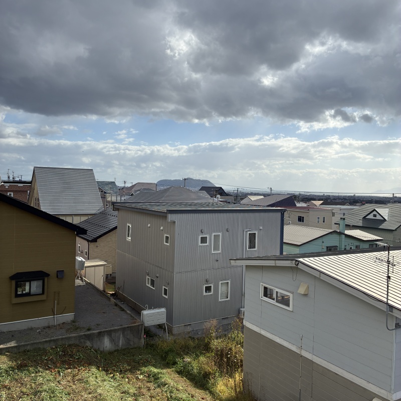 隣家３階からの景色、函館山と海も見えます