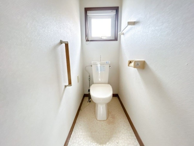 【期間限定現況販売】1階のトイレの写真です。窓付きで、自然…