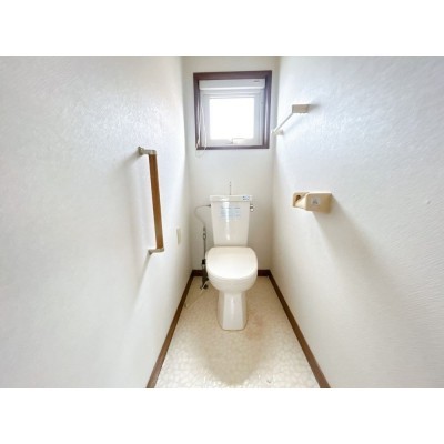 【期間限定現況販売】1階のトイレの写真です。窓付きで、自然…