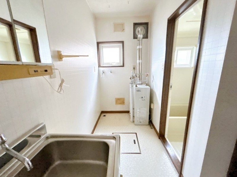 【期間限定現況販売】脱衣場の写真です。トイレと別空間のため…