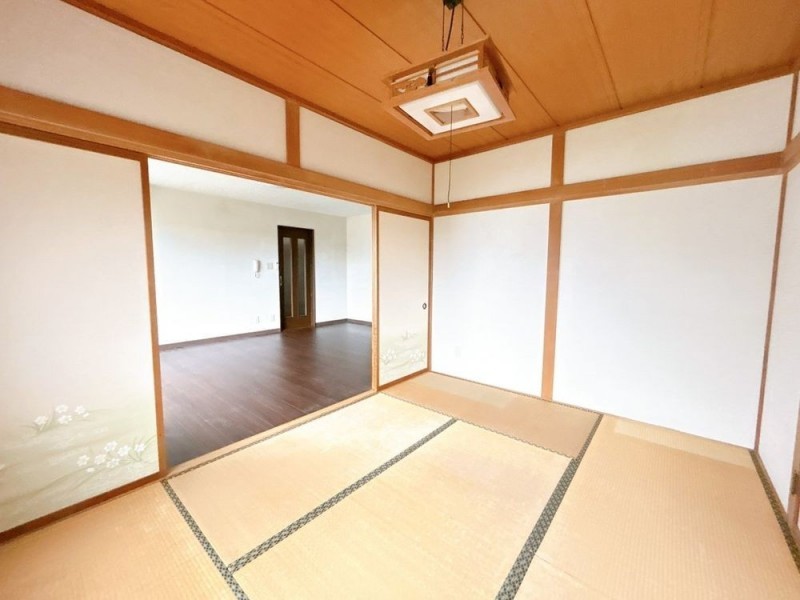 【期間限定現況販売】1階リビングの横にある6畳の和室です。寝…