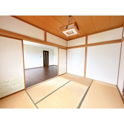 【期間限定現況販売】1階リビングの横にある6畳の和室です。寝…