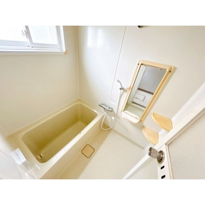 【期間限定現況販売】浴室の写真です。コンパクトな浴槽は、水…