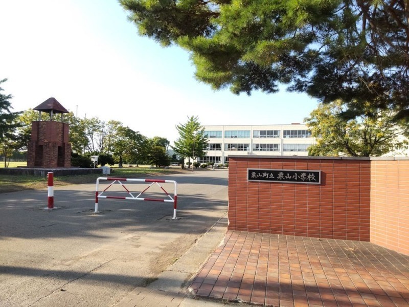 栗山小学校まで750m。(徒歩12分。)通学もしやすく、登下校も安…