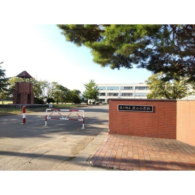 栗山小学校まで750m。(徒歩12分。)通学もしやすく、登下校も安…