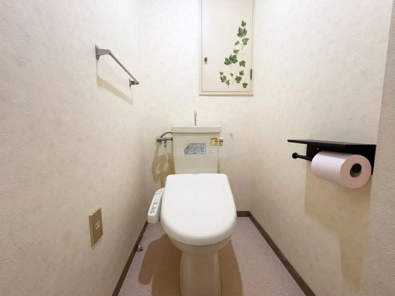 【温水洗浄便座付き】清潔感のあるトイレ空間。棚や壁紙クロス…