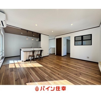 明るく開放的な、繋がりを意識したリビング。