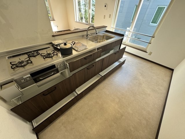 オプションで調理用プレートや炊飯鍋つきのコンロです