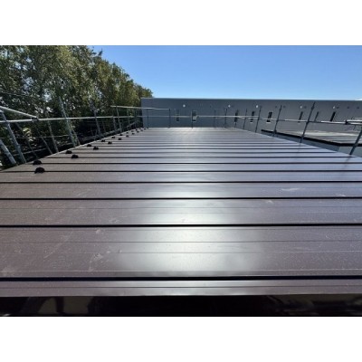 屋根は新たに上張りし、新品に。