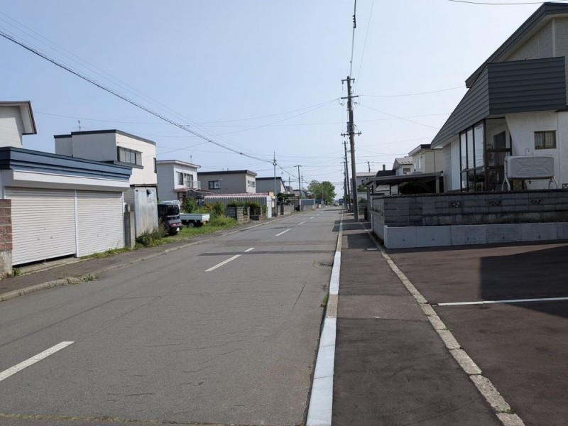 前面道路はゆとりのある約9ｍ幅◎ 冬場の雪道でも安心感のある…