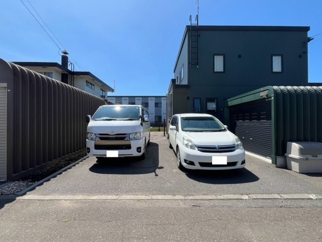 本地向って左側には縦列２台、車庫前に１台＋車庫の計４台駐車