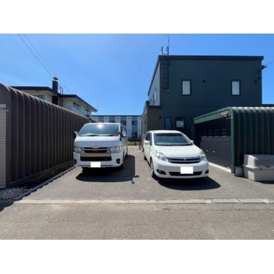 本地向って左側には縦列２台、車庫前に１台＋車庫の計４台駐車