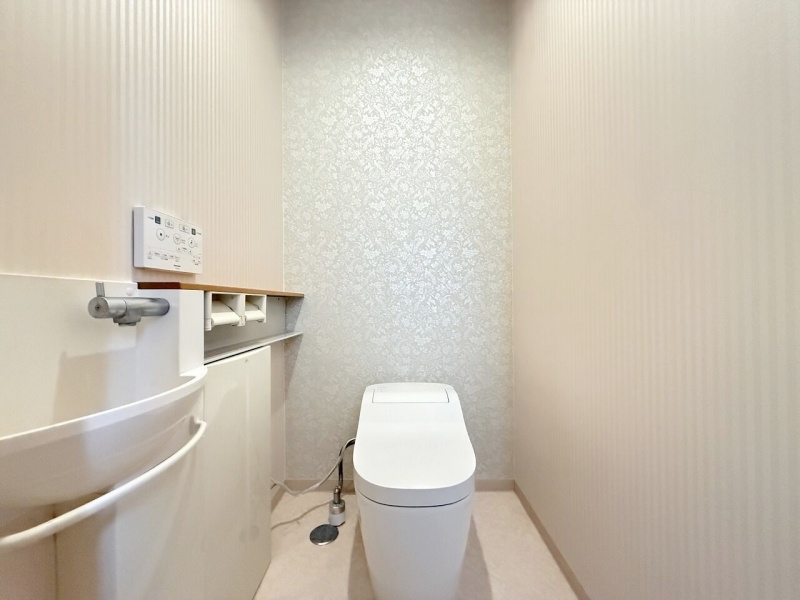1階トイレの様子♪
手洗い場付で、トイレ使用後にすぐ手洗いができ、衛生的で便利です♪