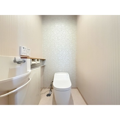 1階トイレの様子♪
手洗い場付で、トイレ使用後にすぐ手洗いができ、衛生的で便利です♪