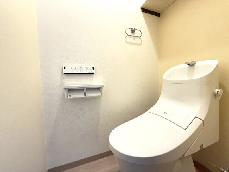2階トイレの様子♪
温水洗浄便座を採用！快適な使い心地で、毎日のトイレタイムをサポートします♪