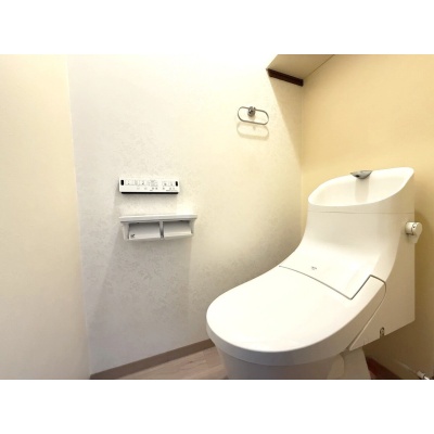 2階トイレの様子♪
温水洗浄便座を採用！快適な使い心地で、毎日のトイレタイムをサポートします♪