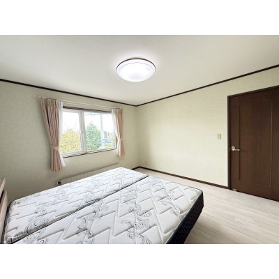 ベッドや家具を配置しやすく、寝室や子ども部屋など幅広く活用できます♪