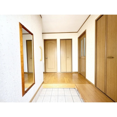 大きな姿見もあり、お出かけ前の身だしなみチェックにも便利です♪