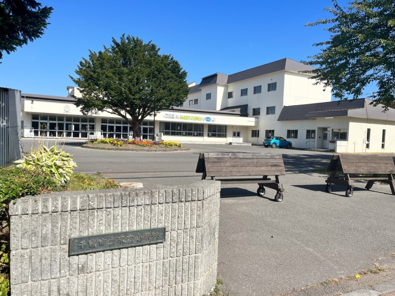 末広小学校　約750ｍ