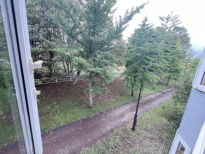 ２階の洋室から遊歩道と公園が見えます♪