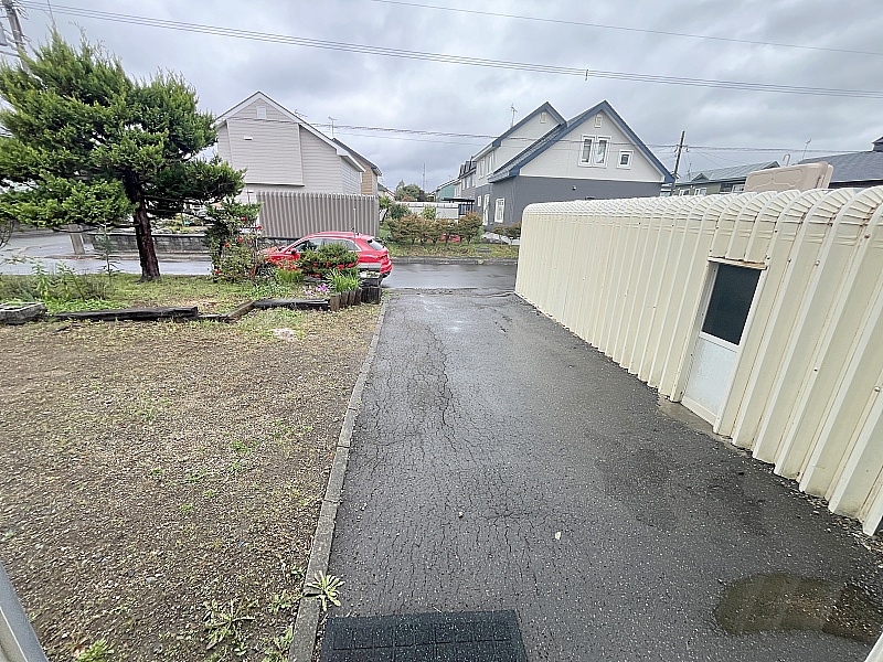 玄関までのアプローチは舗装済み♪