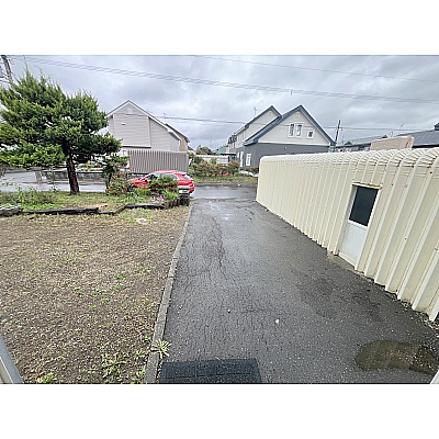 玄関までのアプローチは舗装済み♪