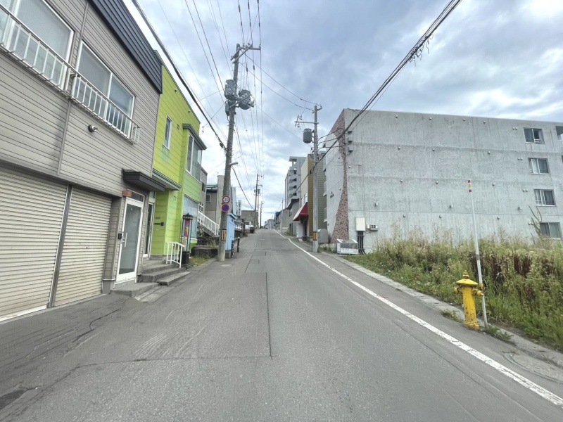 北東側　幅員約7.27mの公道に約10.00ｍ接道