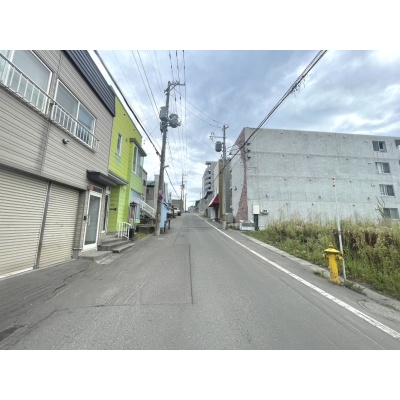 北東側　幅員約7.27mの公道に約10.00ｍ接道